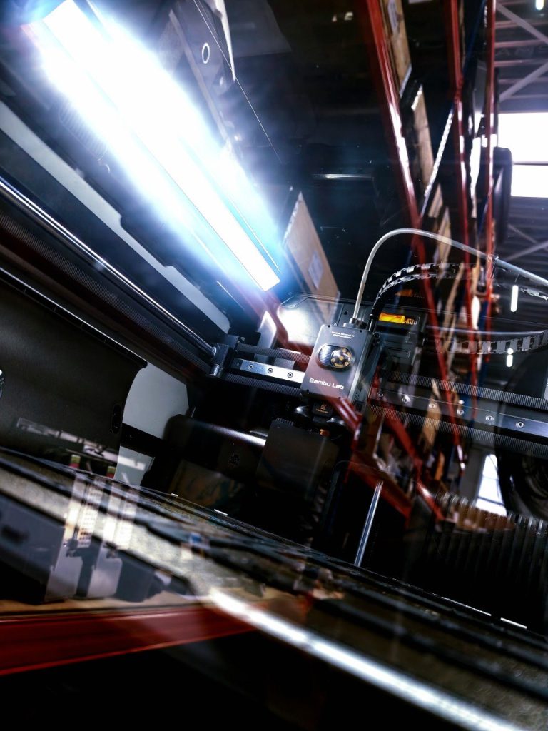 3D-printer die een onderdeel maakt in de werkplaats van JVS Shipping