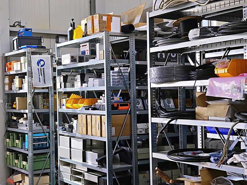 Onderdelen en apparatuur in onze magazijnstellingen