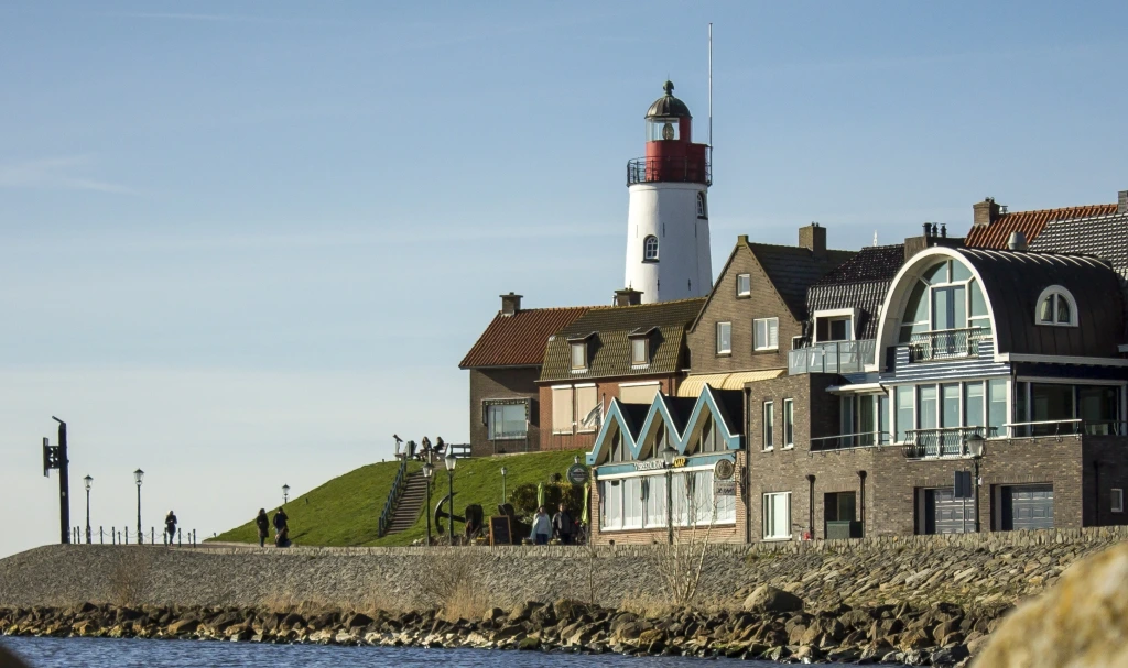 De vuurtoren van Urk boven de huizen van het oude dorp