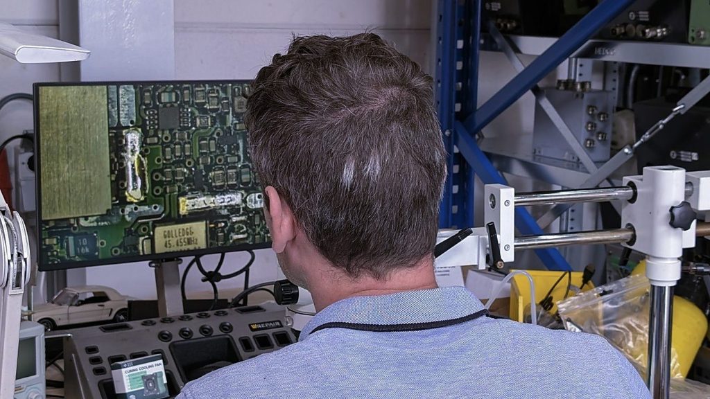 Technicus werkt aan een printplaat in onze werkplaats